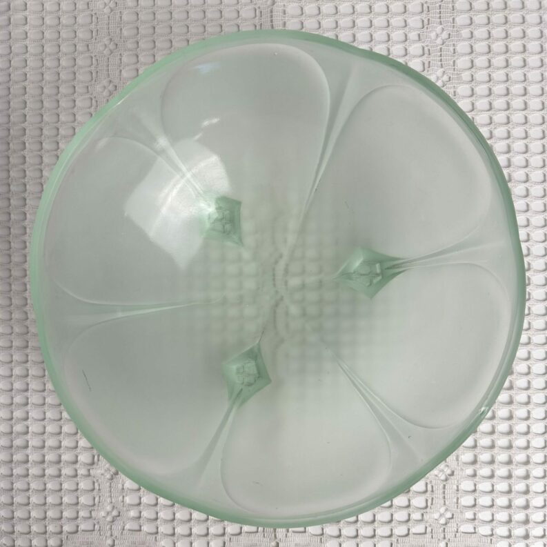 Saladier en ouraline sur pieds