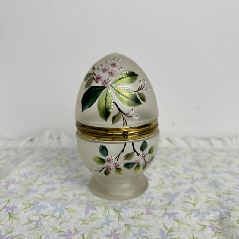 Ancienne boite œuf en verre soufflé décor floral