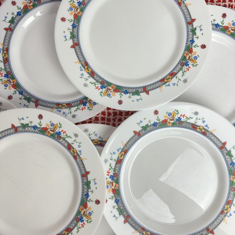 Service 11 assiettes Arcopal fleurie vintage