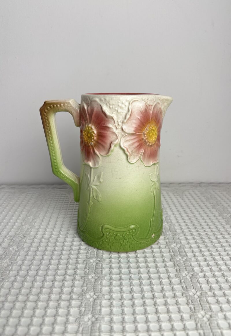Ancien pichet fleuri en barbotine