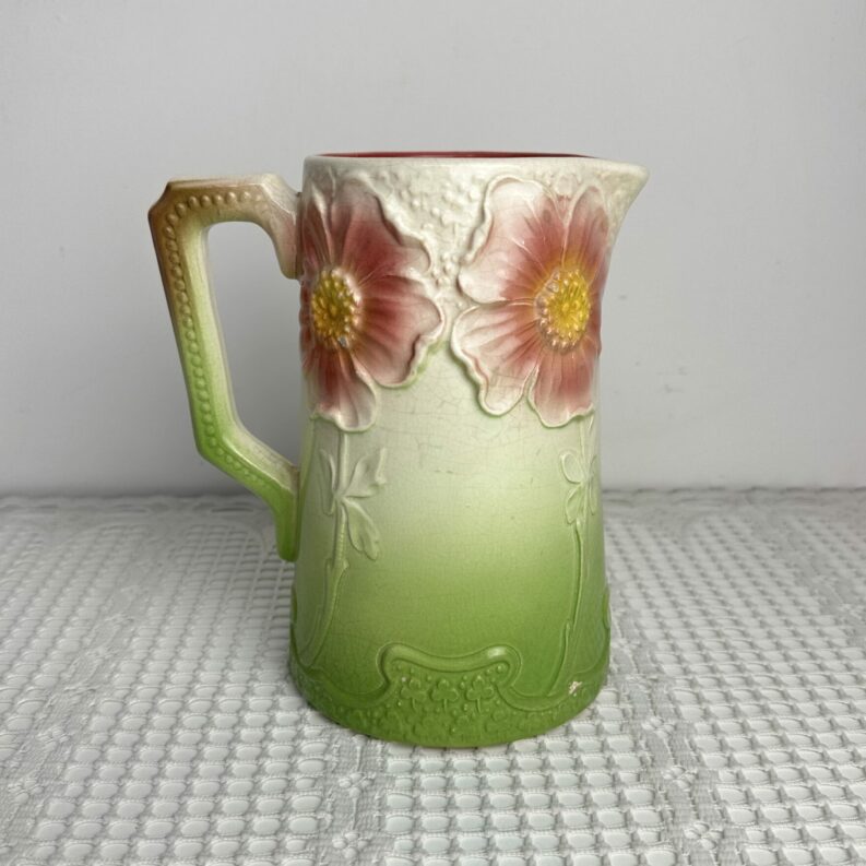 Ancien pichet fleuri en barbotine