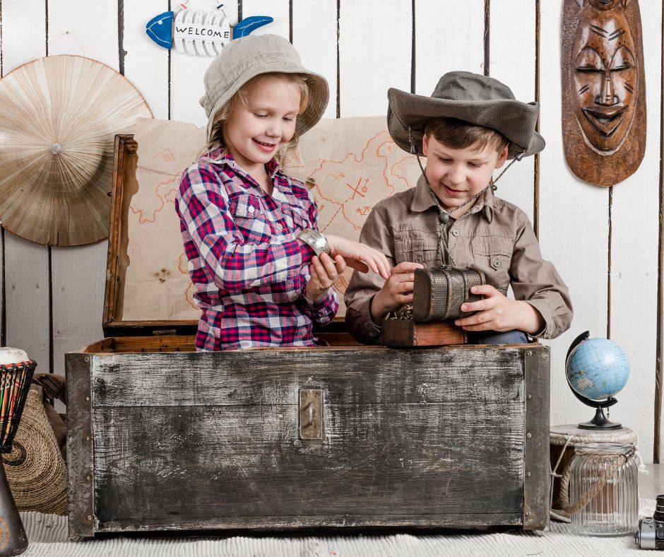 deux enfants découvrent une boîte au trésor vintage pleine de découvertes colorées, éducatives et seconde main.