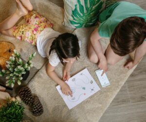 Enfants qui jouent à une chasse au trésor pendant les vacances d'été