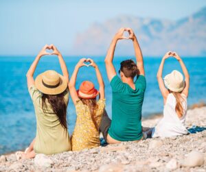 Photo d'une famille heureuse pendant les vacances d'été à la mer