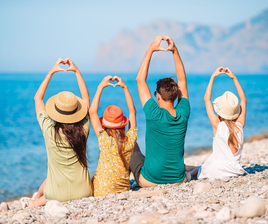 Photo d'une famille heureuse pendant les vacances d'été à la mer