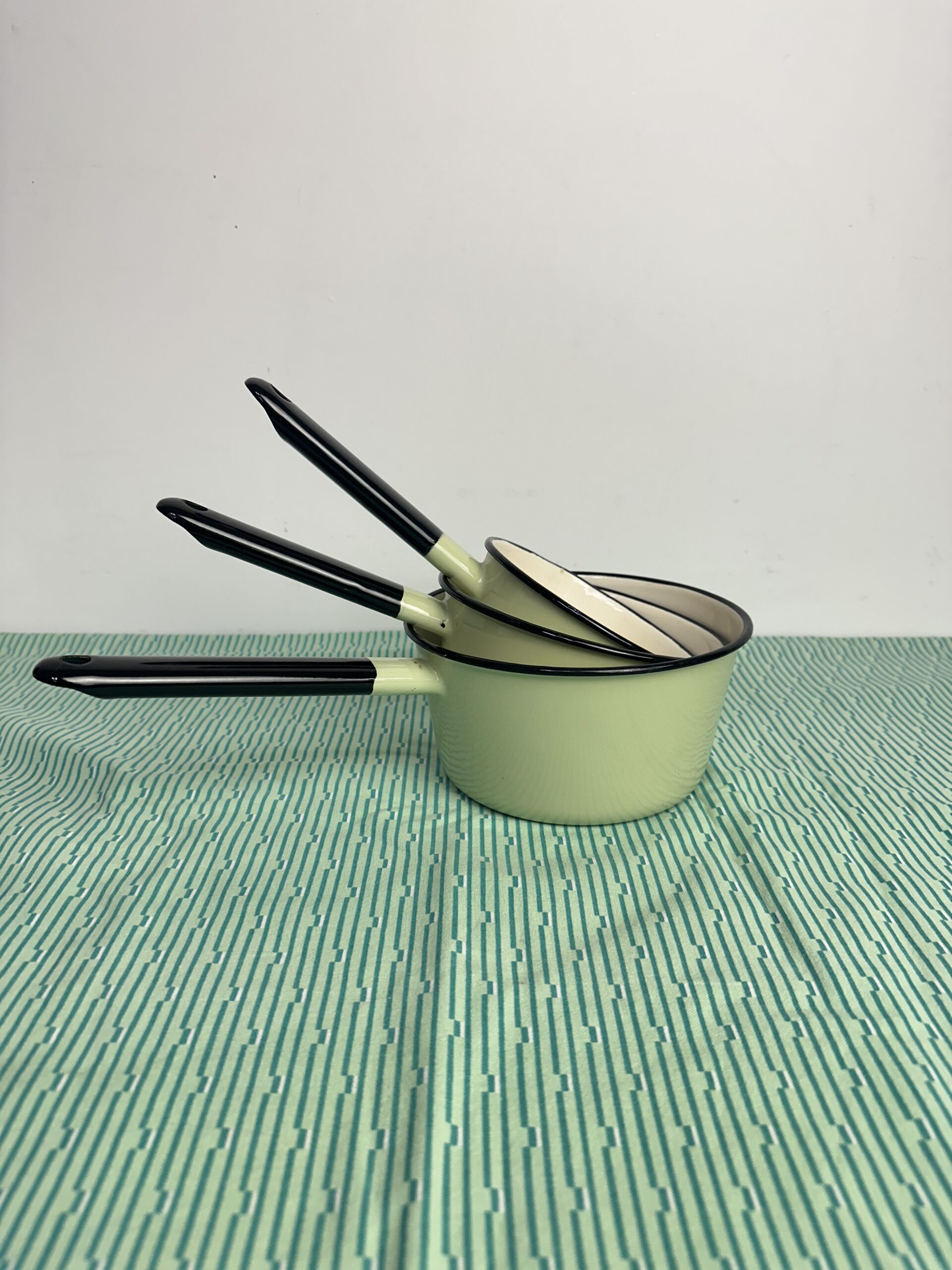 3 casseroles émaillées vert d’eau vintage