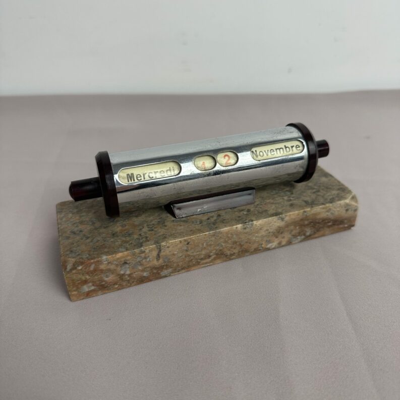 Ancien calendrier perpétuel vintage