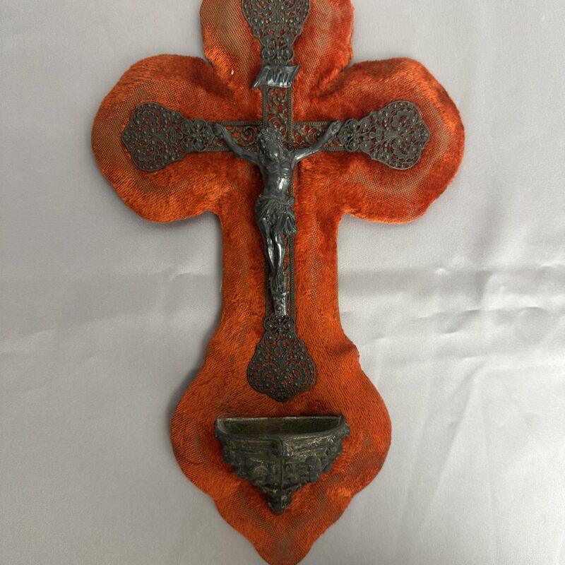 Ancien crucifix bénitier velours rouge