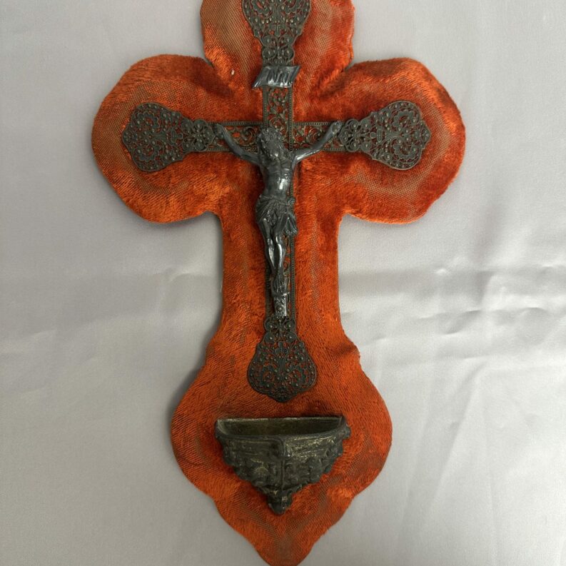 Ancien crucifix bénitier velours rouge