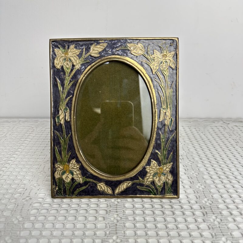 Ancien cadre fleuri en laiton et gravé