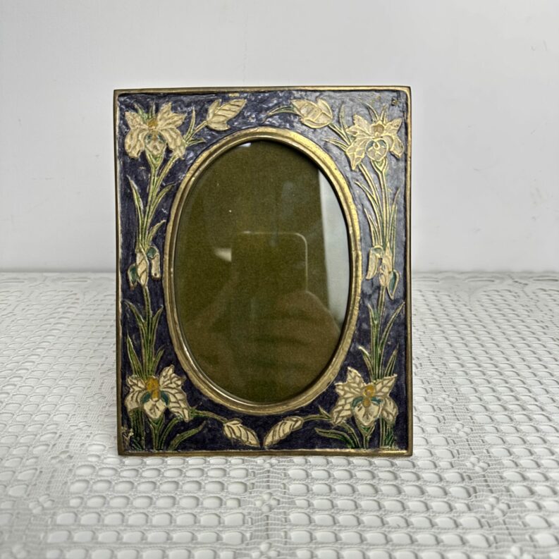 Ancien cadre fleuri en laiton et gravé