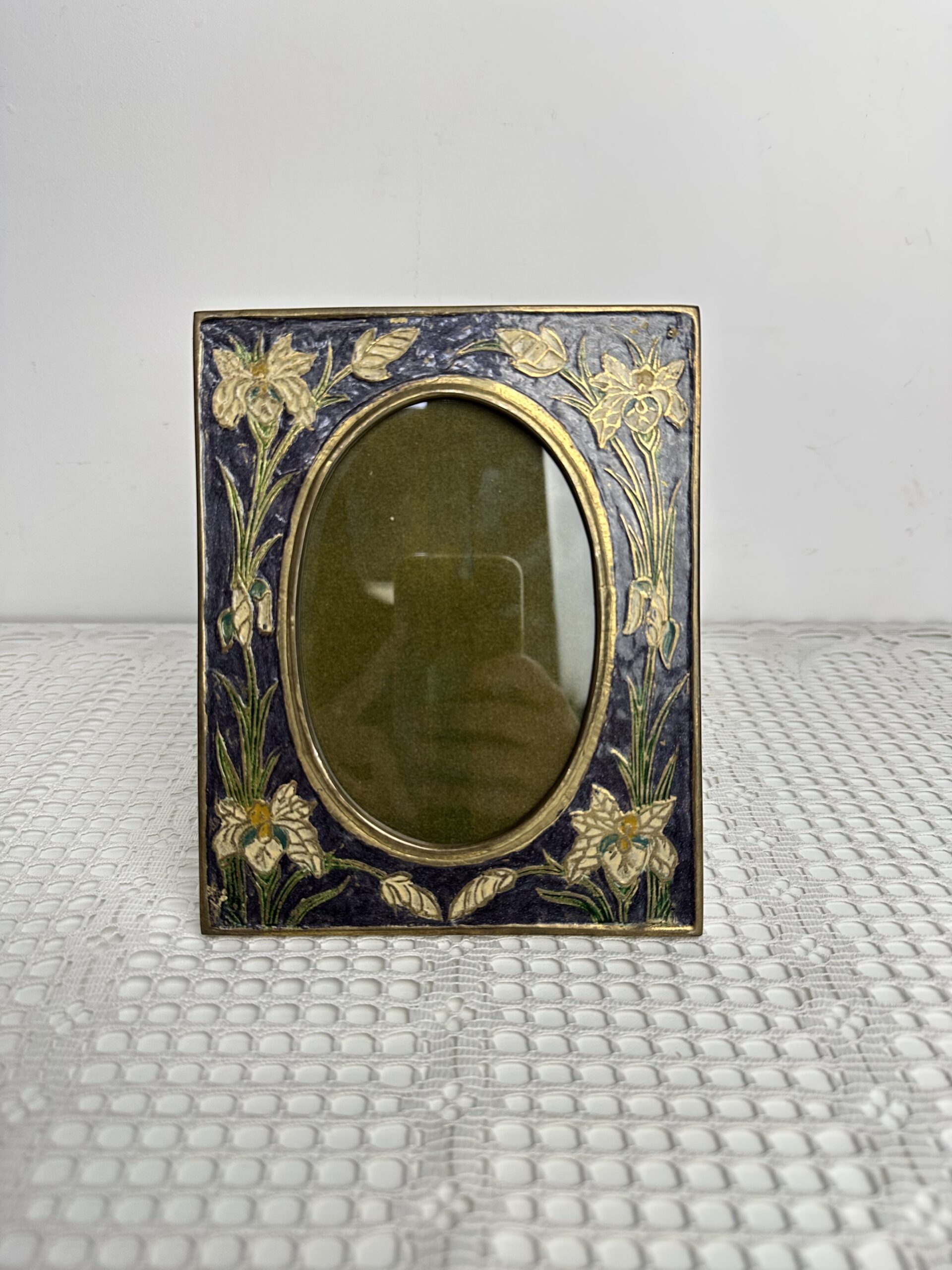 Ancien cadre fleuri en laiton et gravé