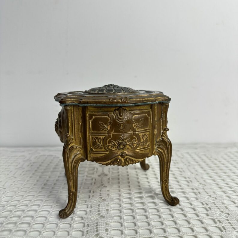 Petite boite à bijoux dorée style Louis XV