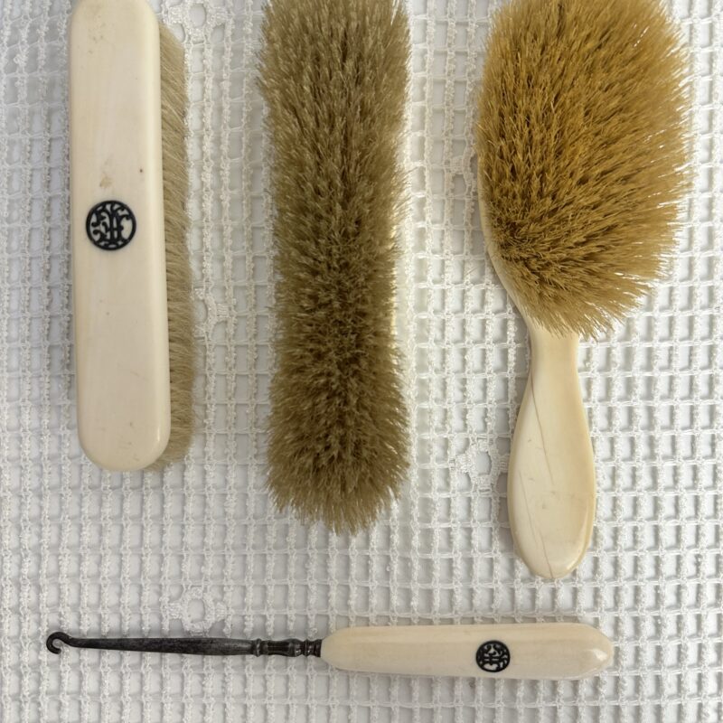Ancien set de brosses imitation ivoire