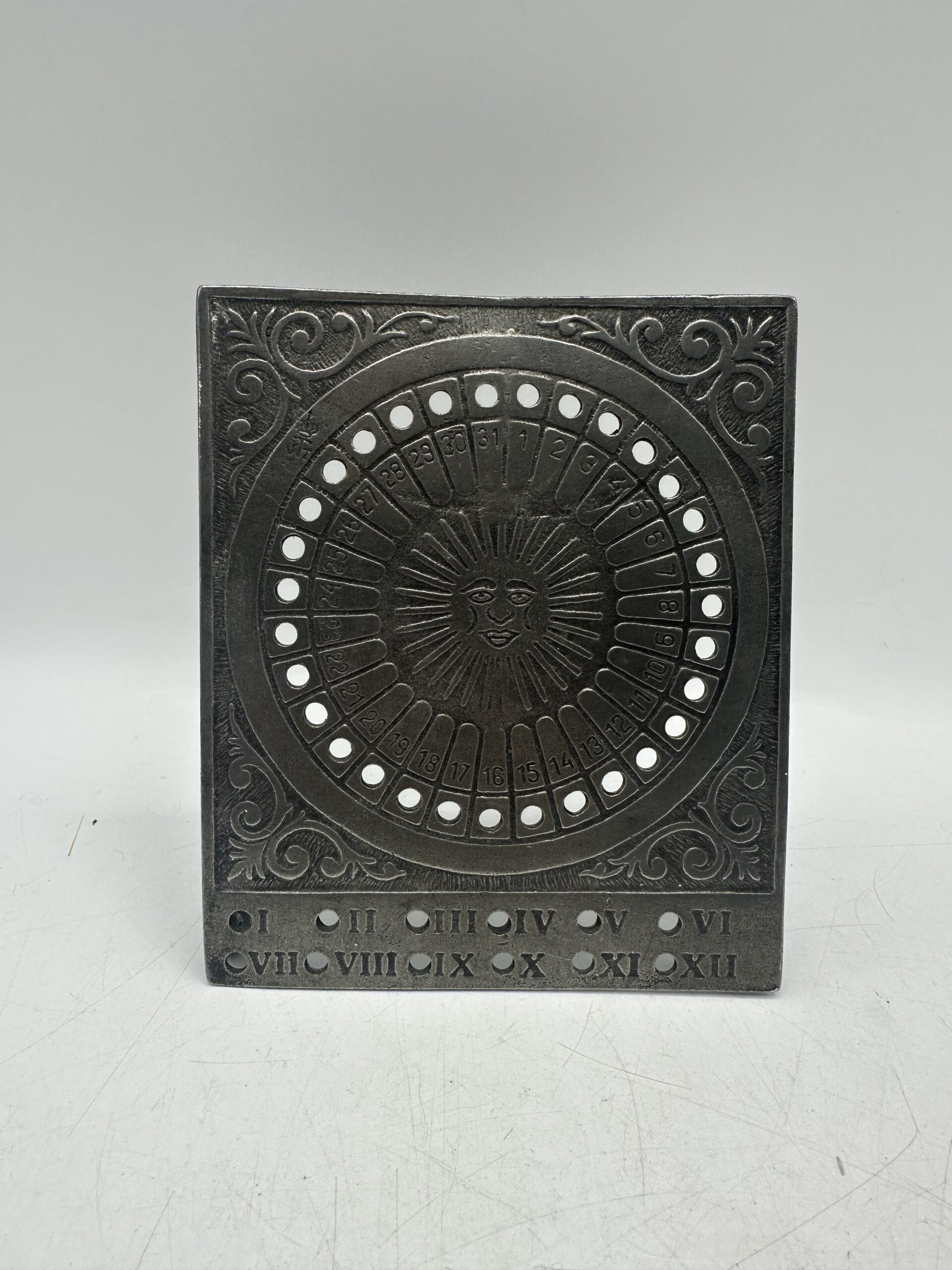 Ancien calendrier perpétuel étain – Image 2