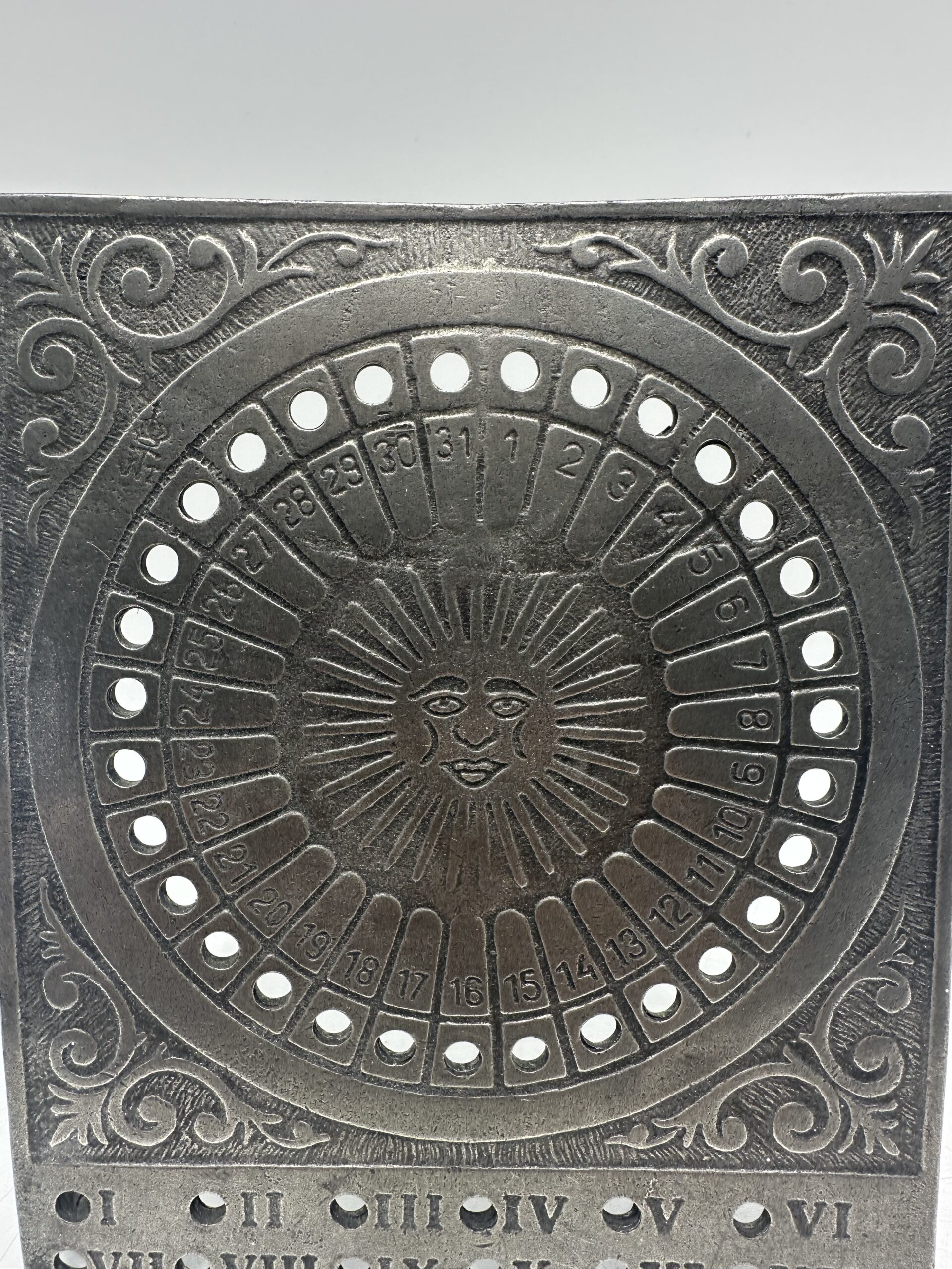 Ancien calendrier perpétuel étain – Image 3