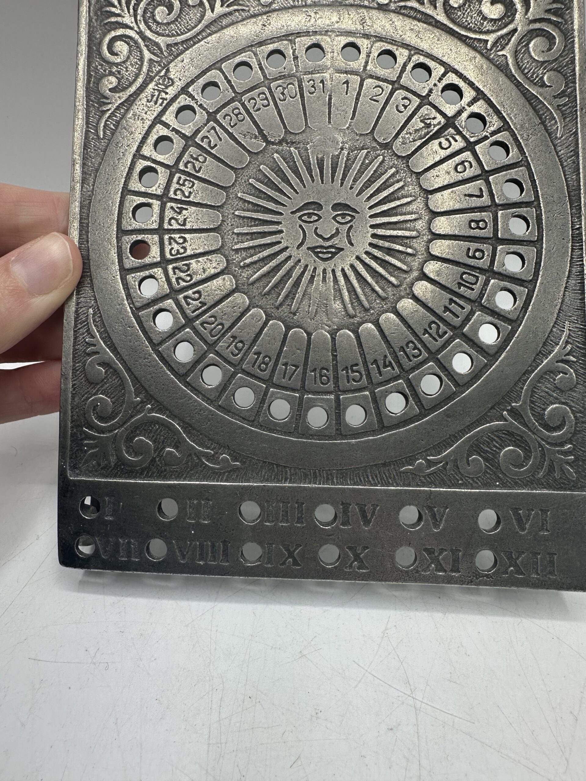 Ancien calendrier perpétuel étain – Image 4