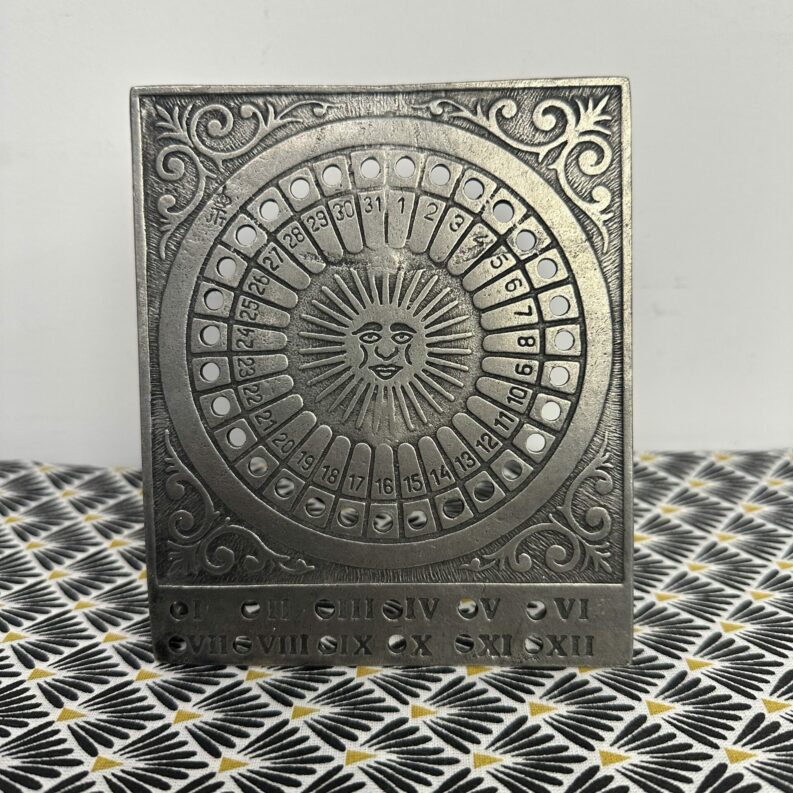 Ancien calendrier perpétuel étain
