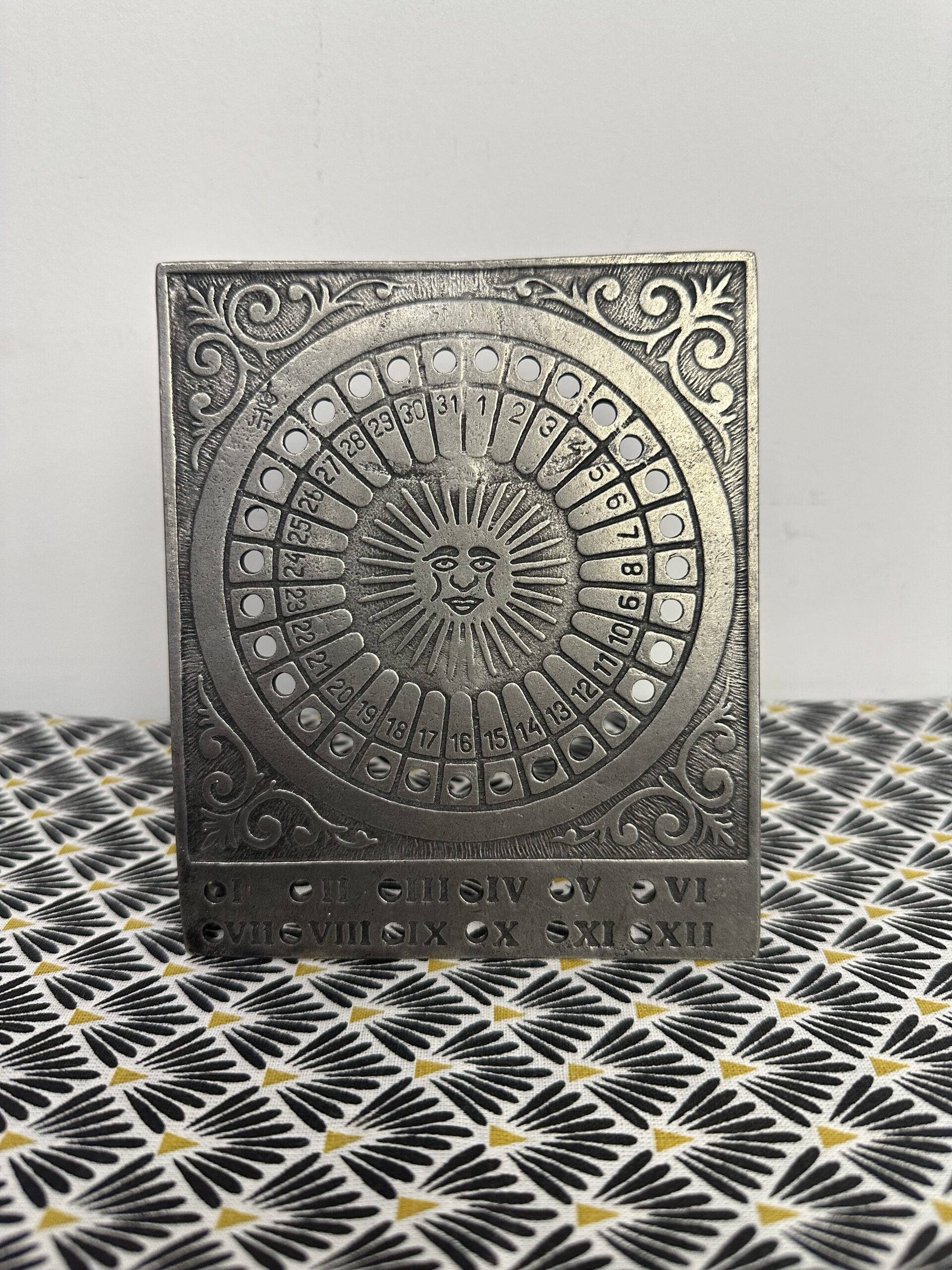 Ancien calendrier perpétuel étain