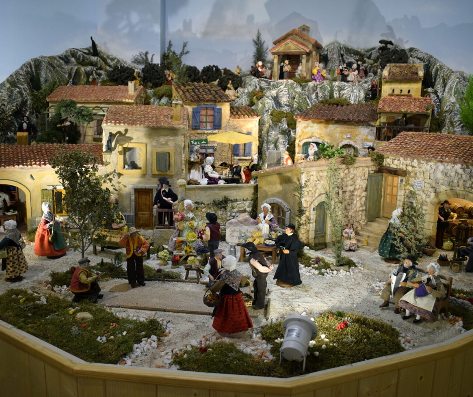 Santons traditionnels d’Aubagne alignés dans une vitrine — "Les santons de Provence, symboles d’un savoir-faire transmis de génération en génération."