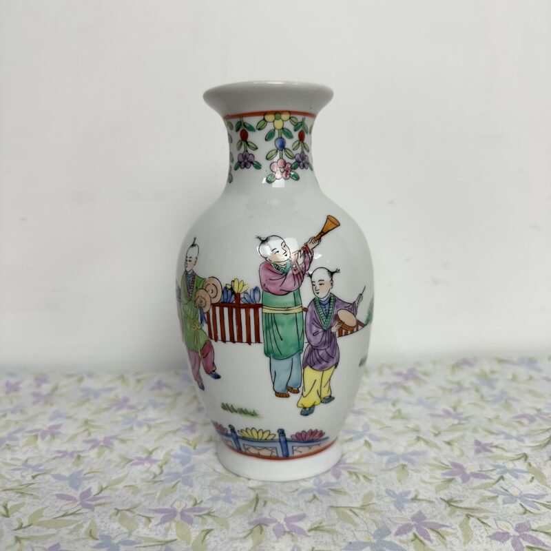 Petit vase chinois en porcelaine