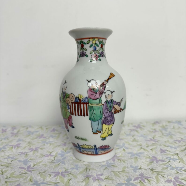 Petit vase chinois en porcelaine