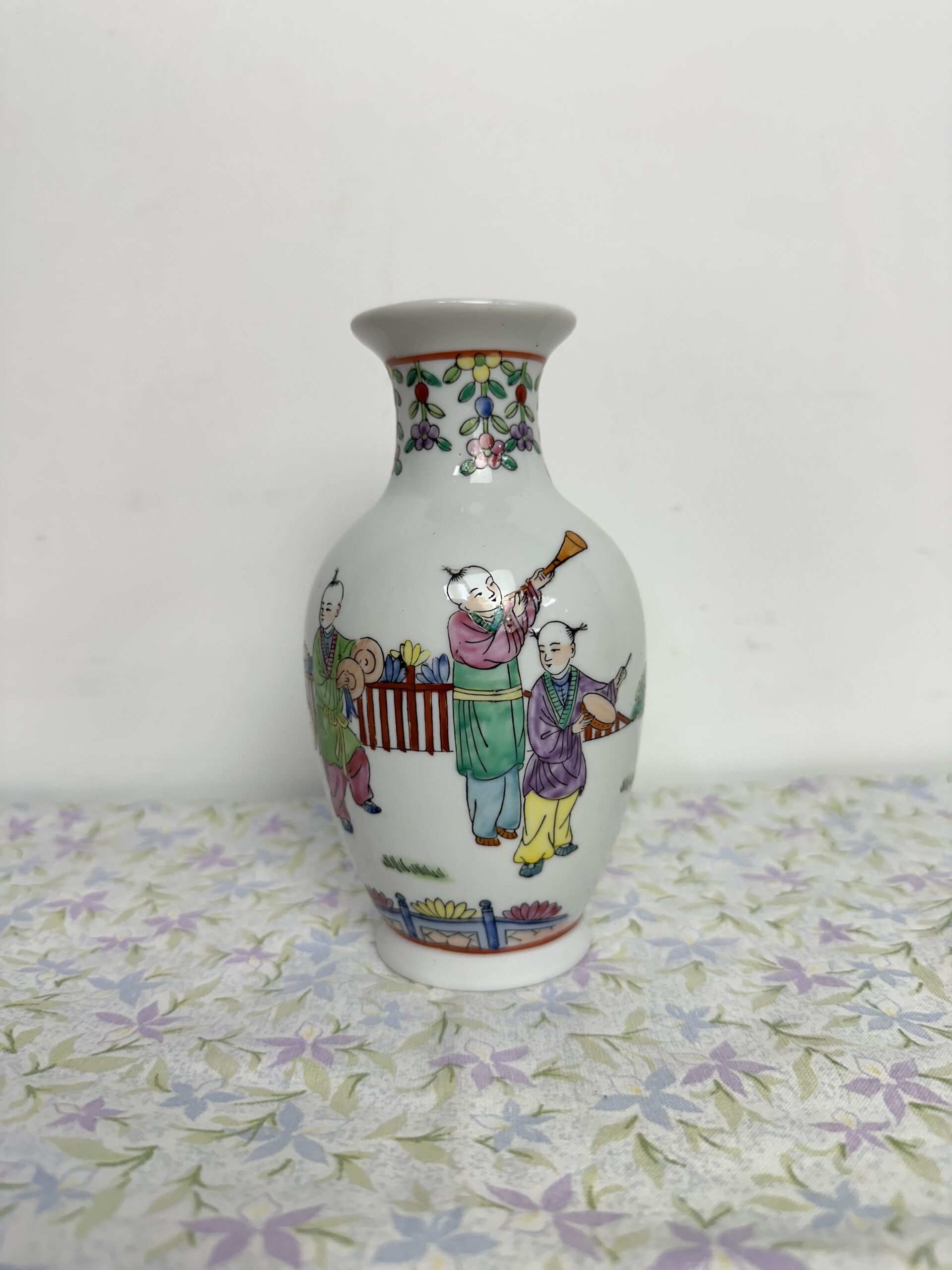 Petit vase chinois en porcelaine