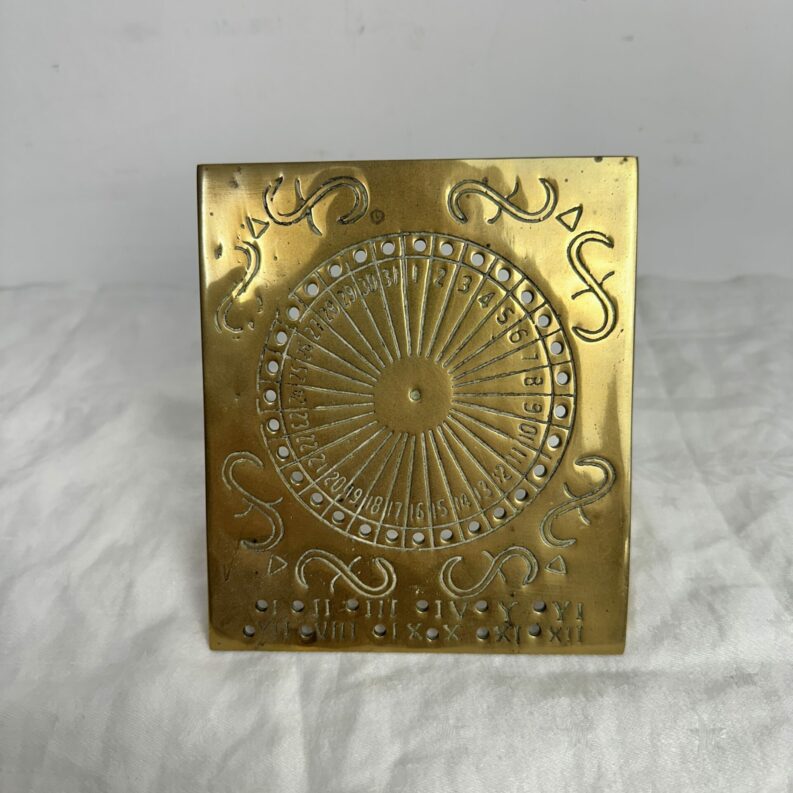 Ancien calendrier perpétuel laiton