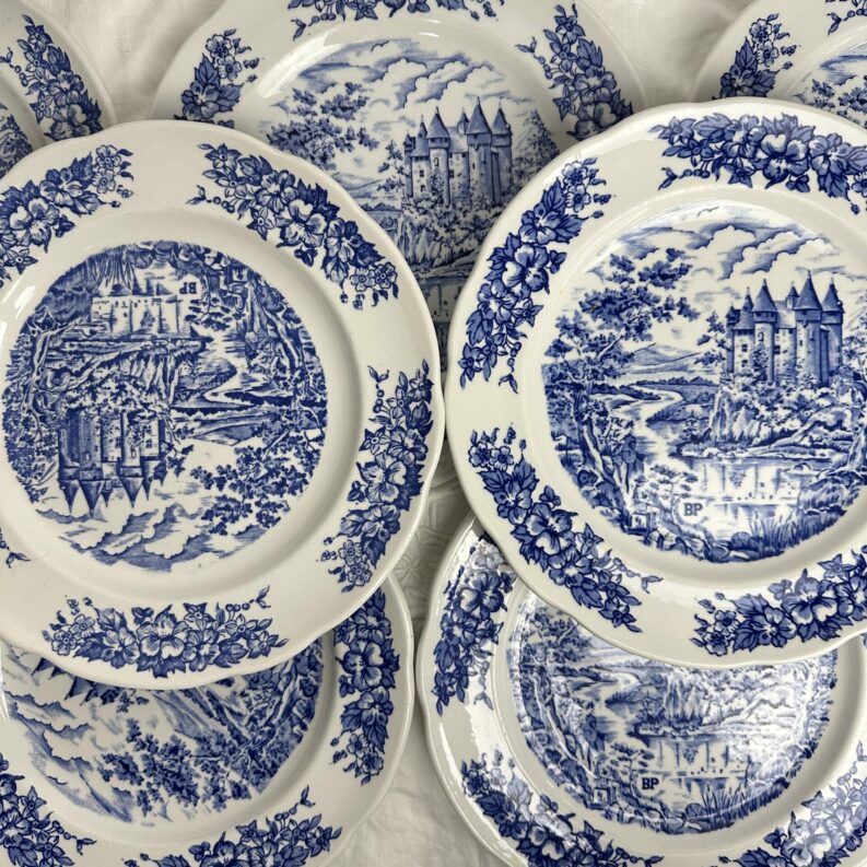 7 assiettes porcelaine Pyroblan bleu B.P
