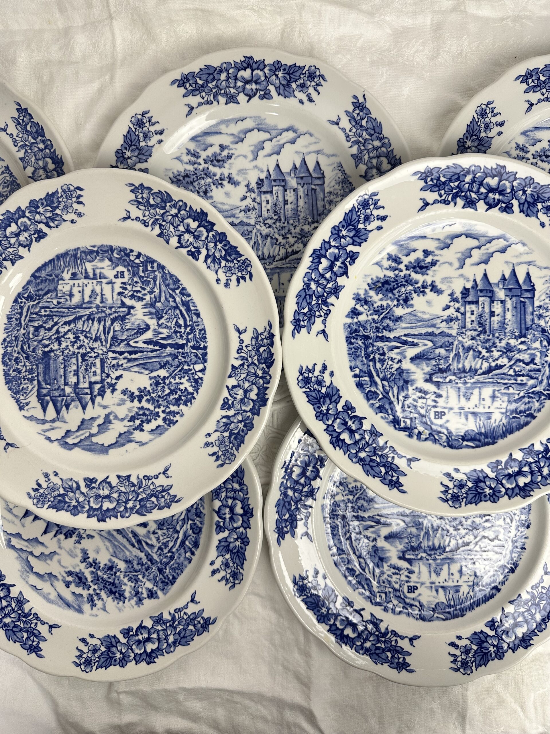 7 assiettes porcelaine Pyroblan bleu B.P