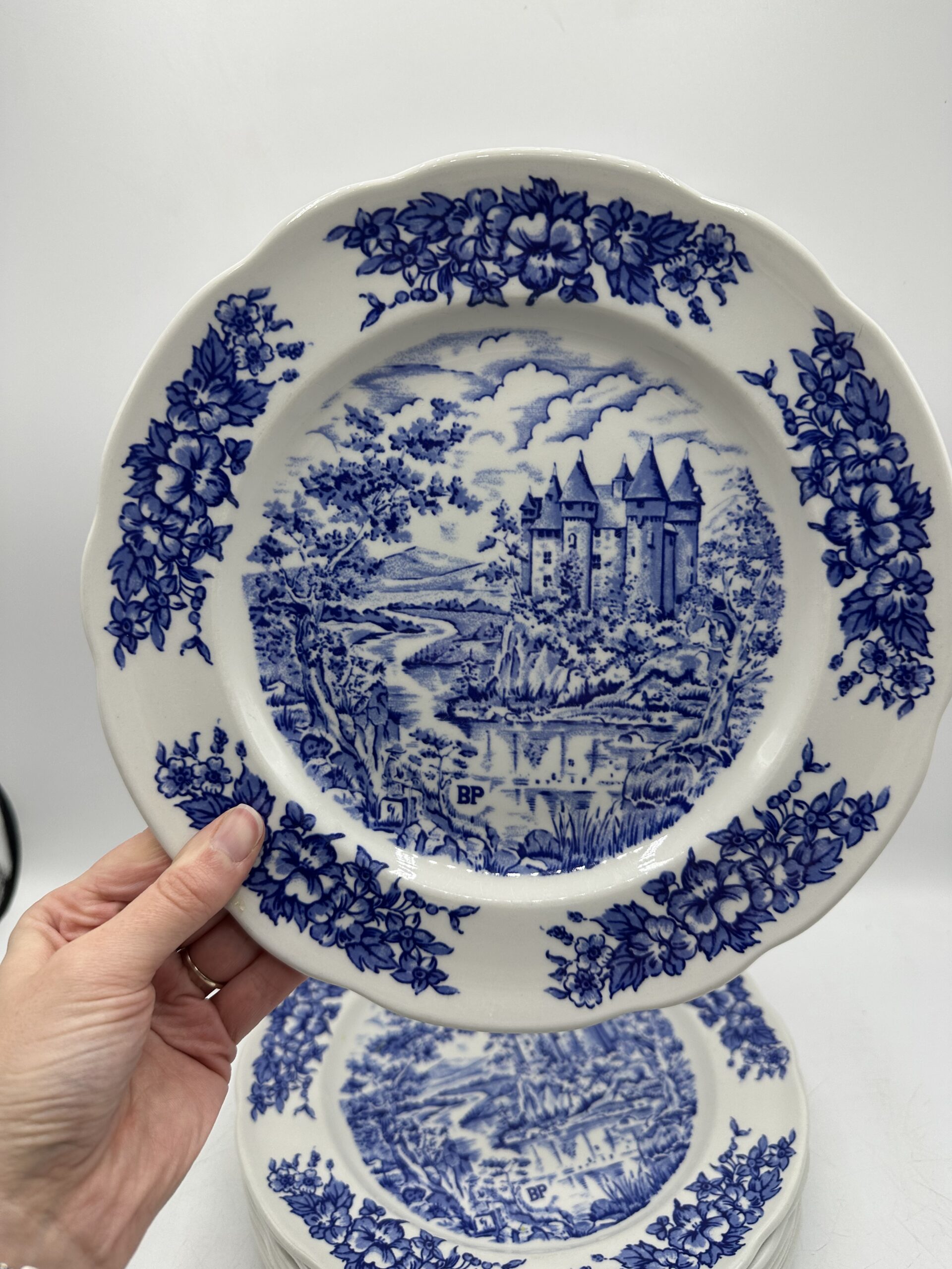 7 assiettes porcelaine Pyroblan bleu B.P – Image 8