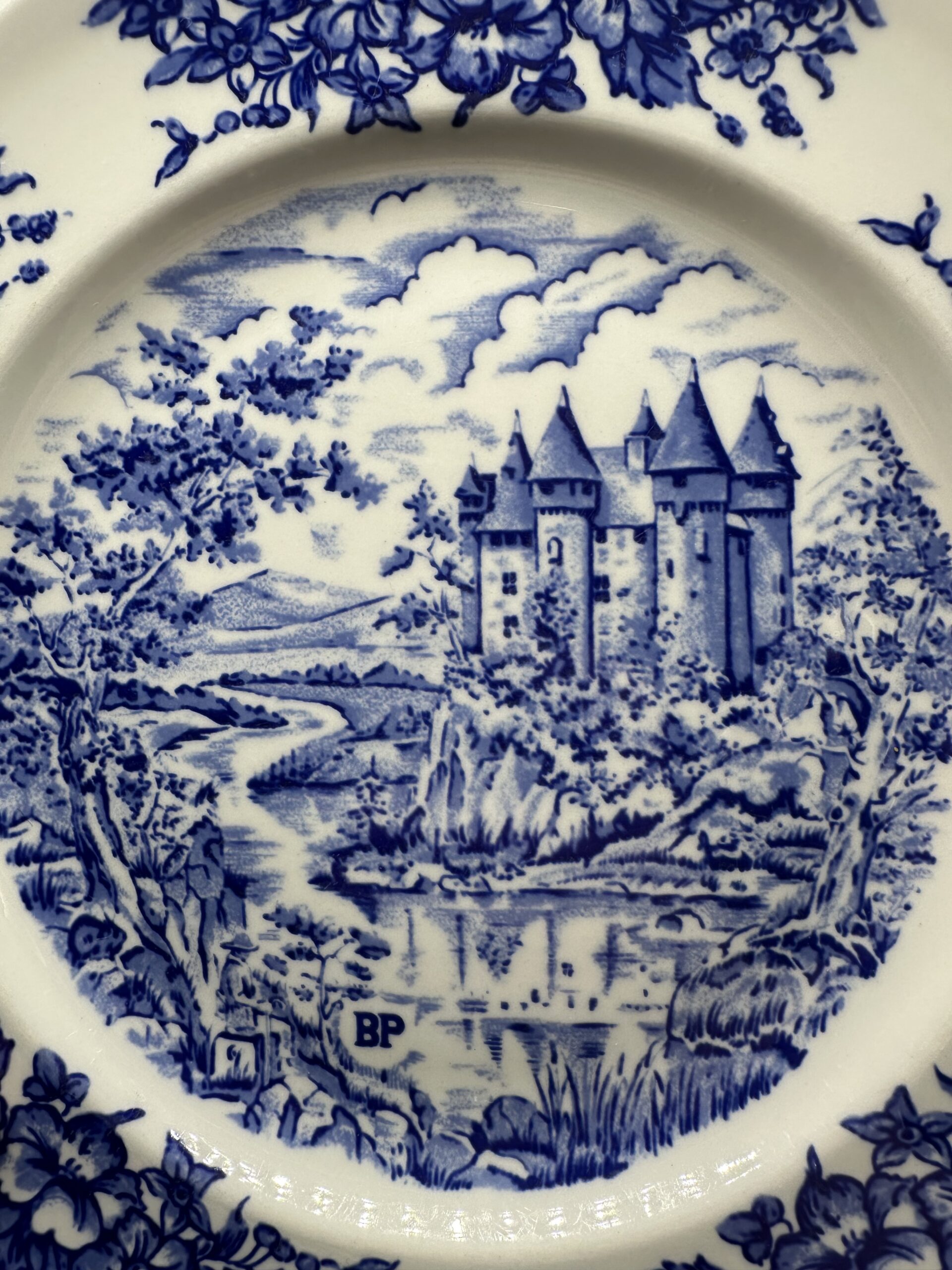7 assiettes porcelaine Pyroblan bleu B.P – Image 7
