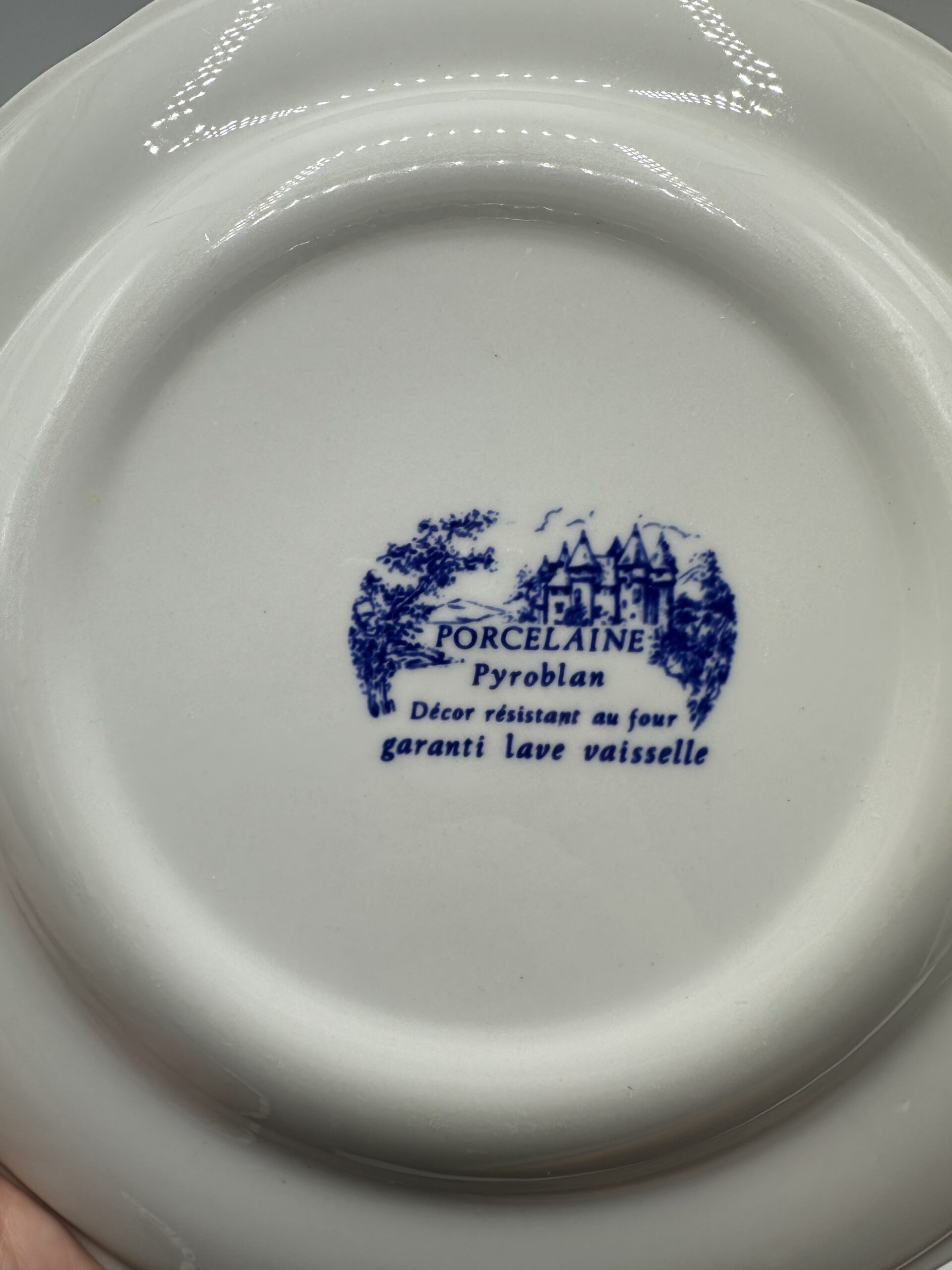 7 assiettes porcelaine Pyroblan bleu B.P – Image 6