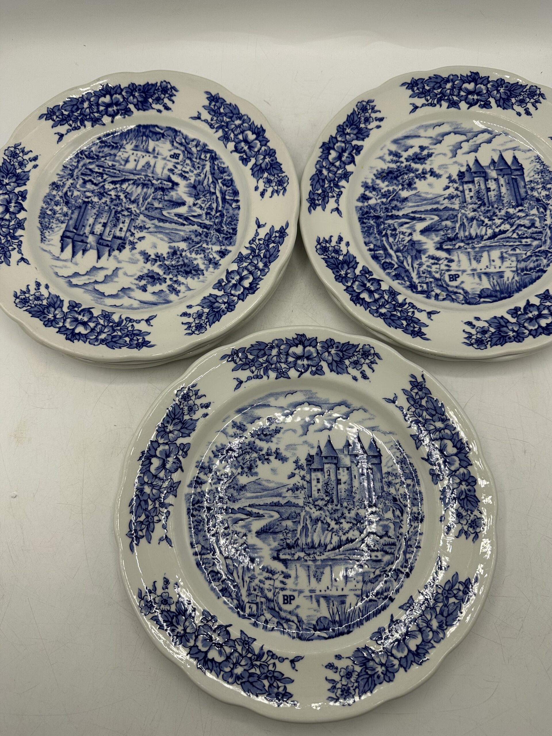 7 assiettes porcelaine Pyroblan bleu B.P – Image 5