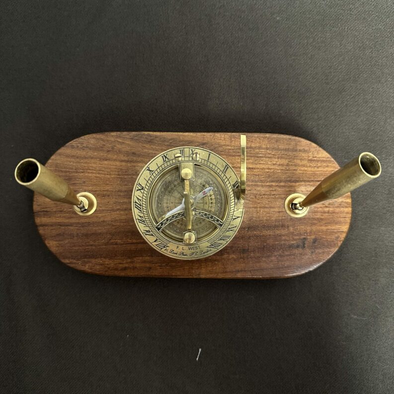 Ancienne boussole à cadran solaire F.L. WEST