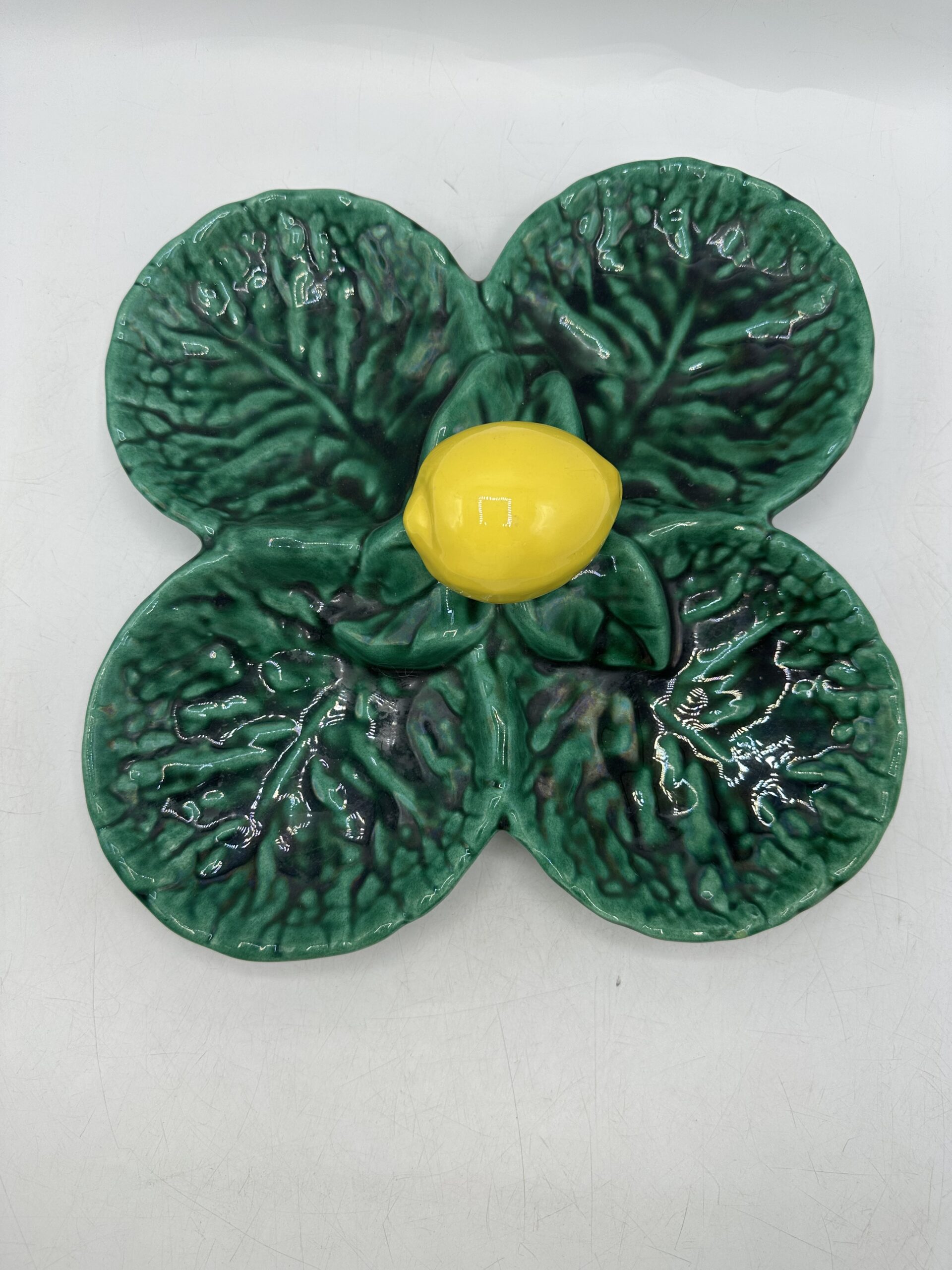 Plat vintage en barbotine Vallauris – Image 2