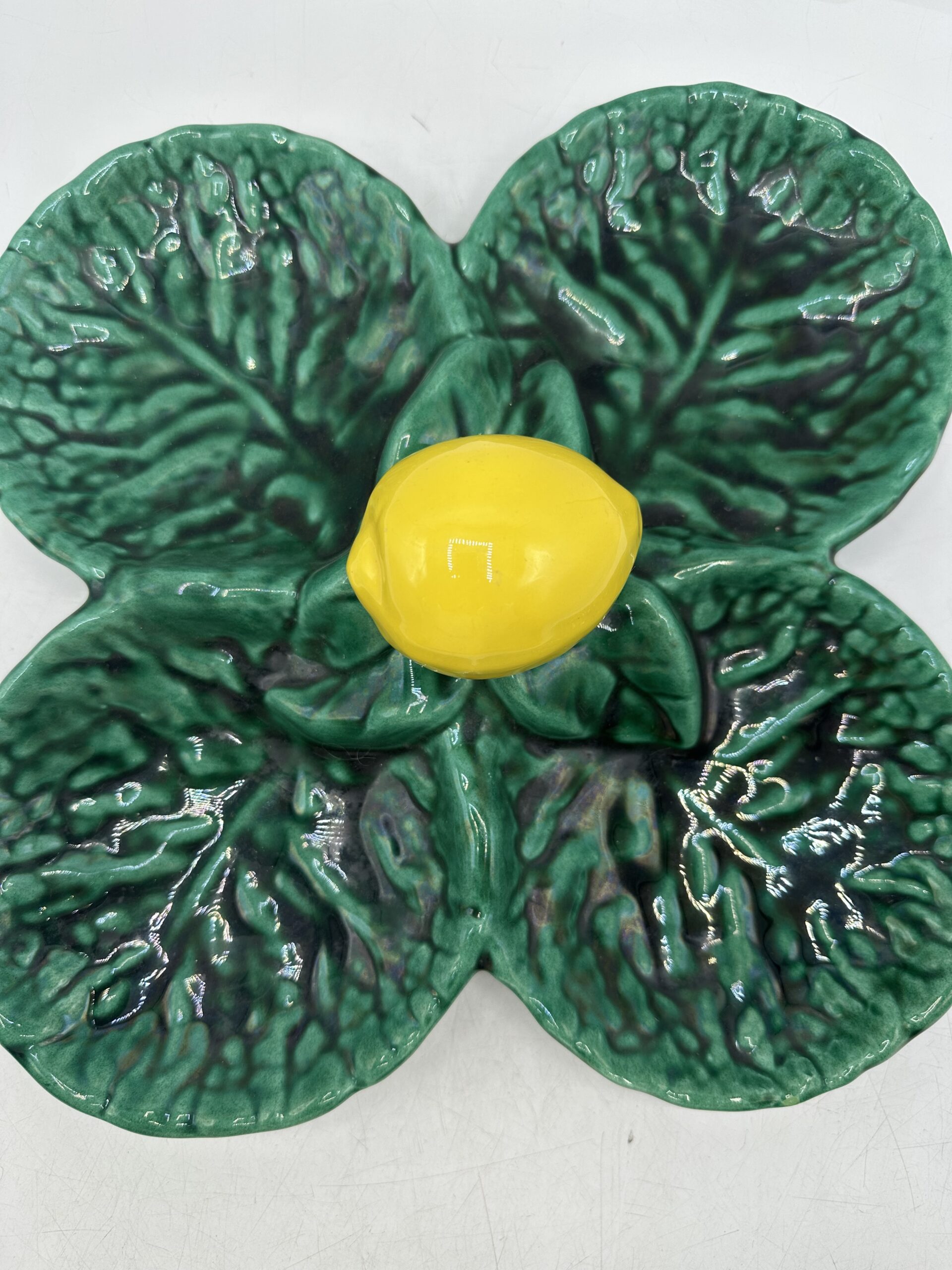 Plat vintage en barbotine Vallauris – Image 3