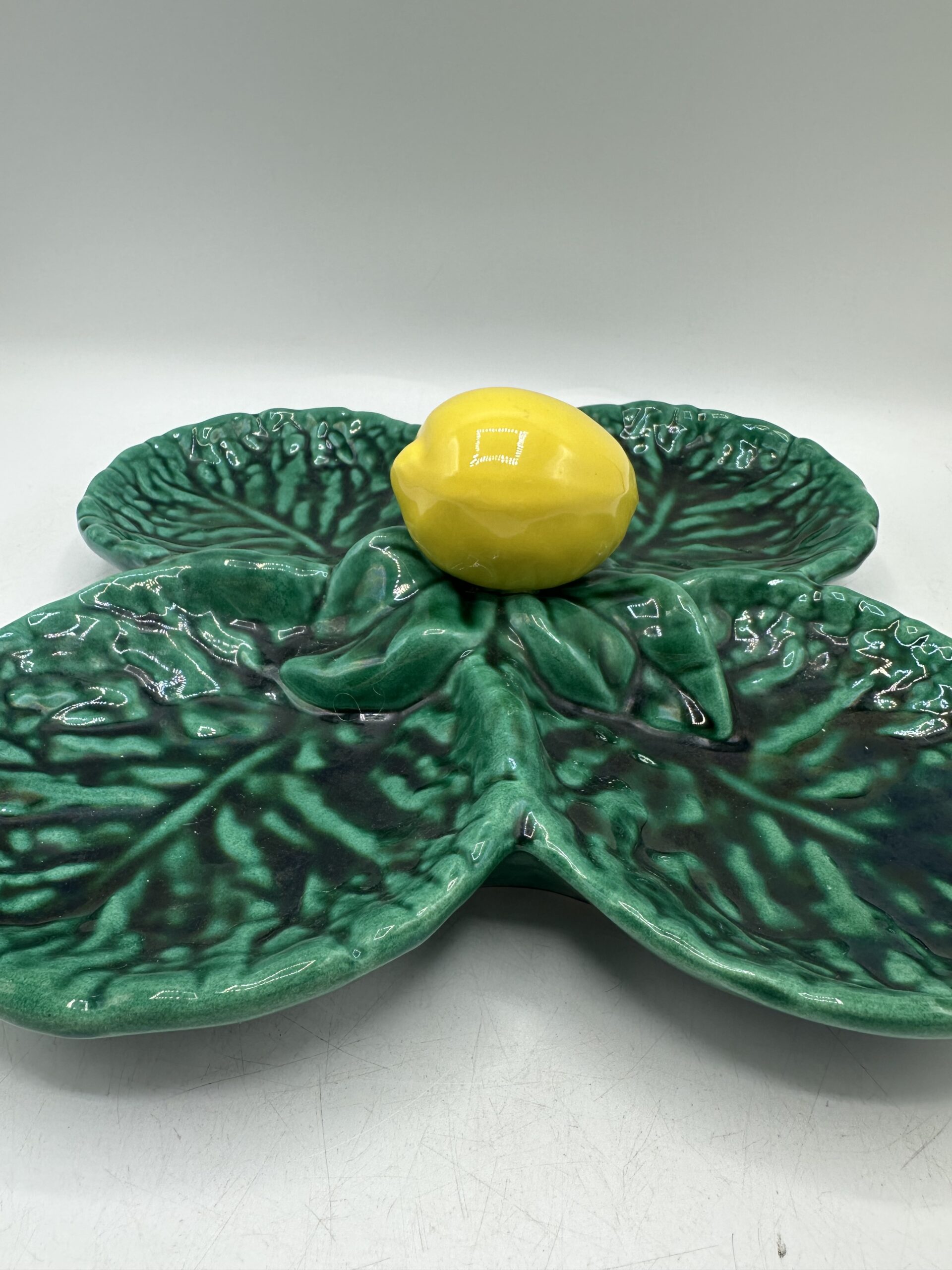 Plat vintage en barbotine Vallauris – Image 4