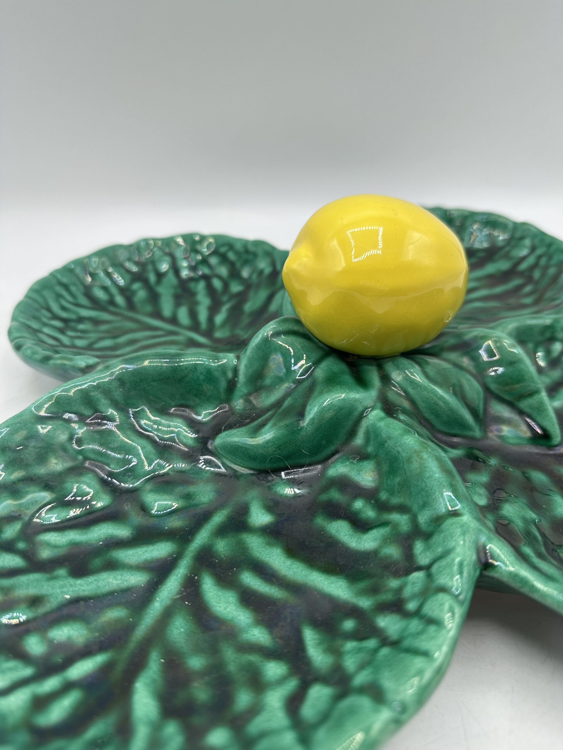 Plat vintage en barbotine Vallauris – Image 5