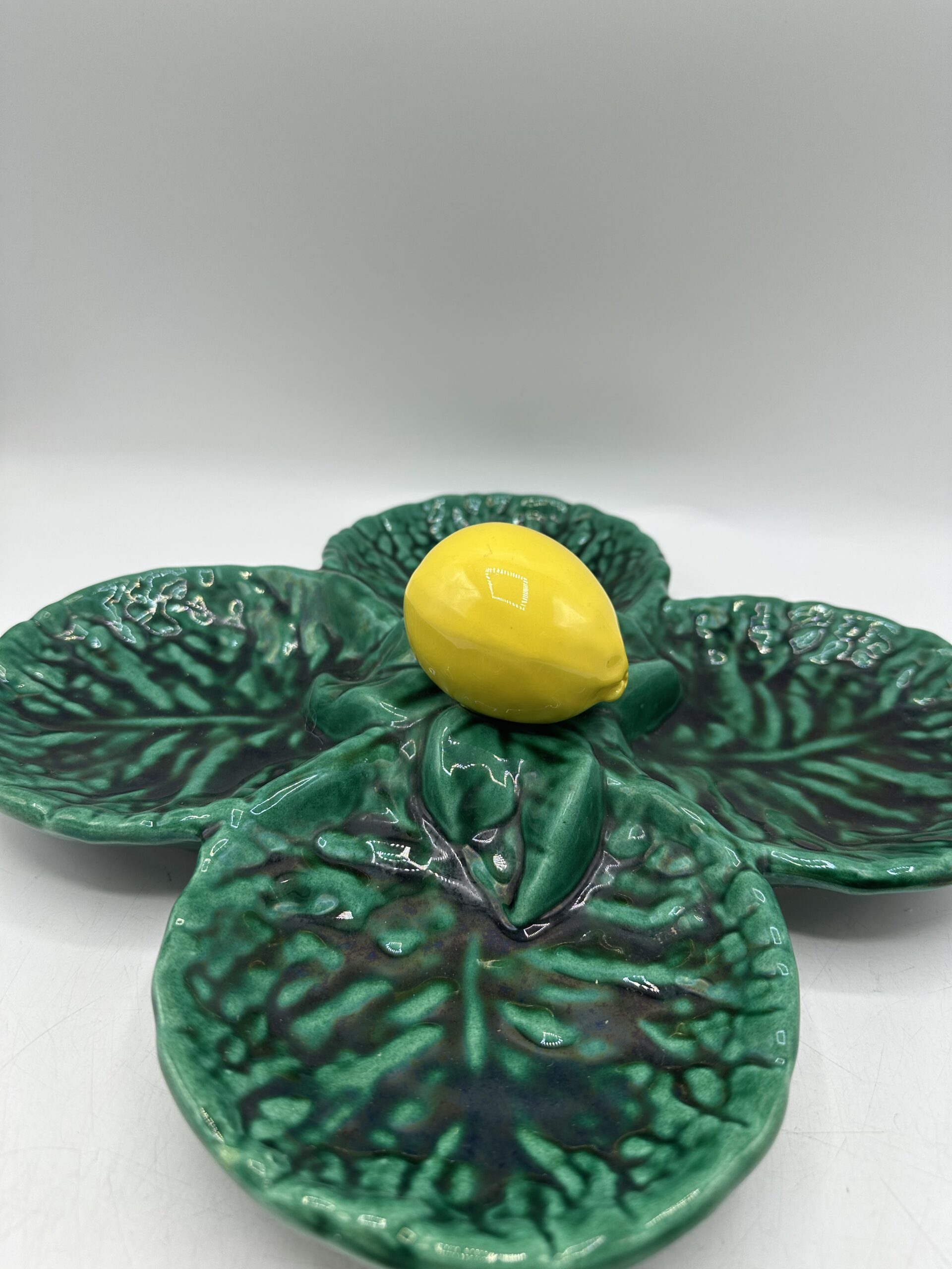 Plat vintage en barbotine Vallauris – Image 6