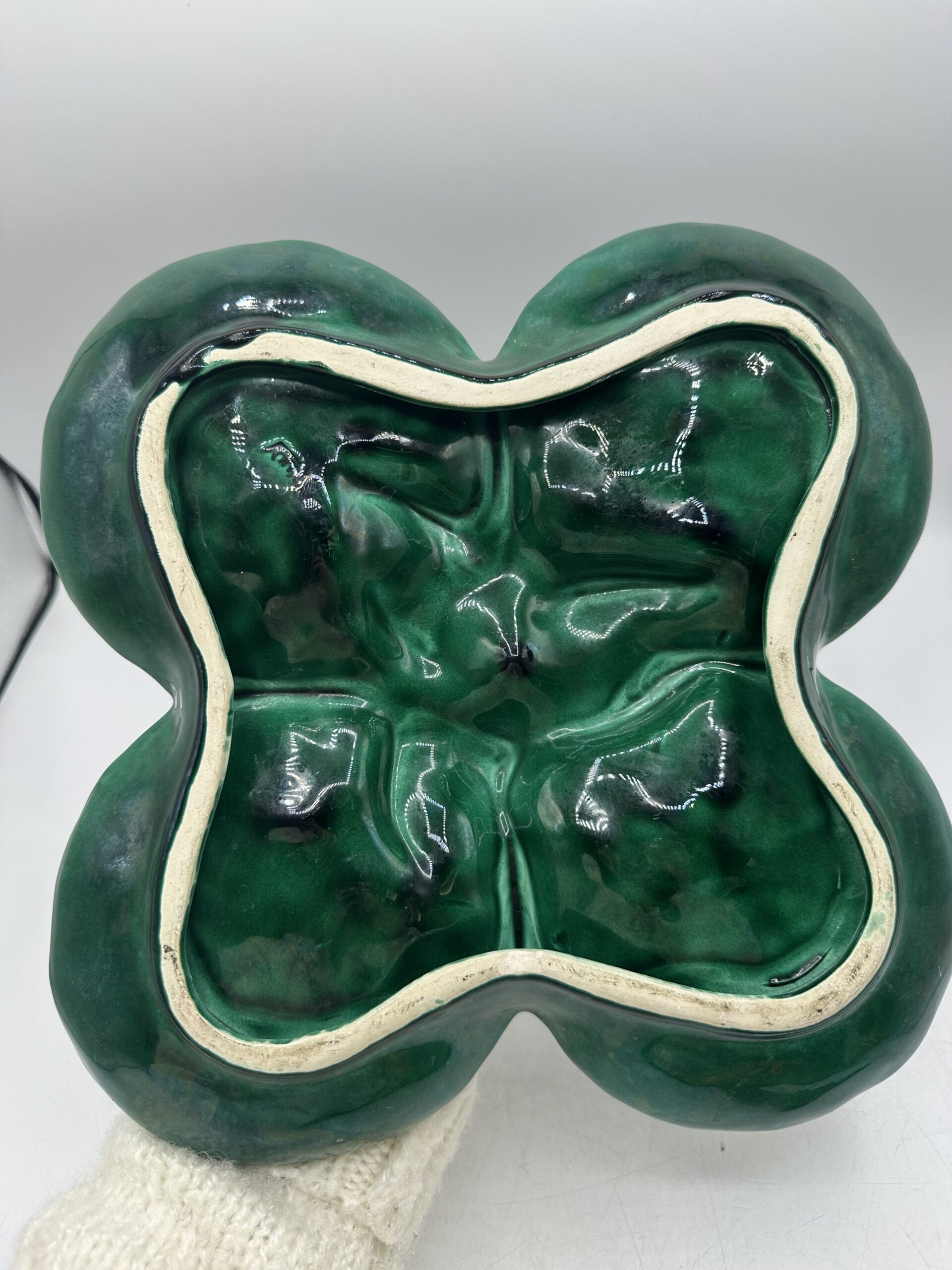 Plat vintage en barbotine Vallauris – Image 7