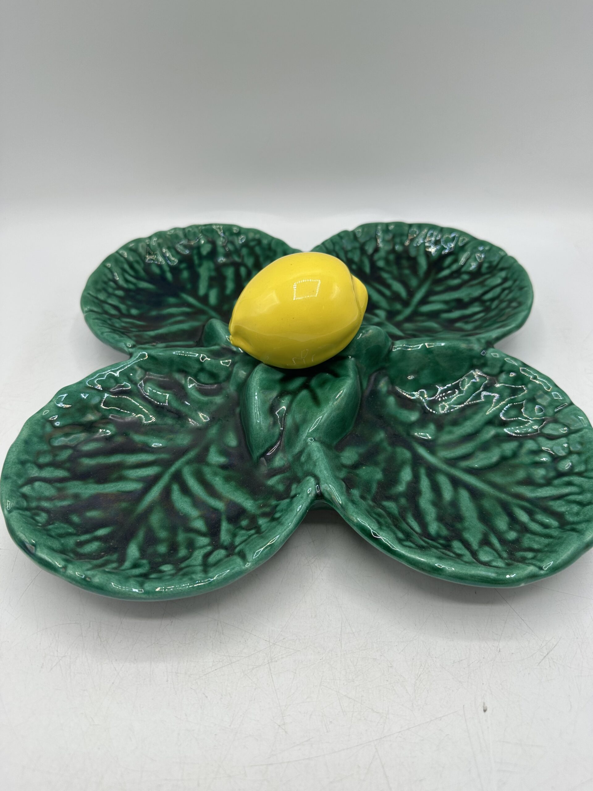 Plat vintage en barbotine Vallauris – Image 9