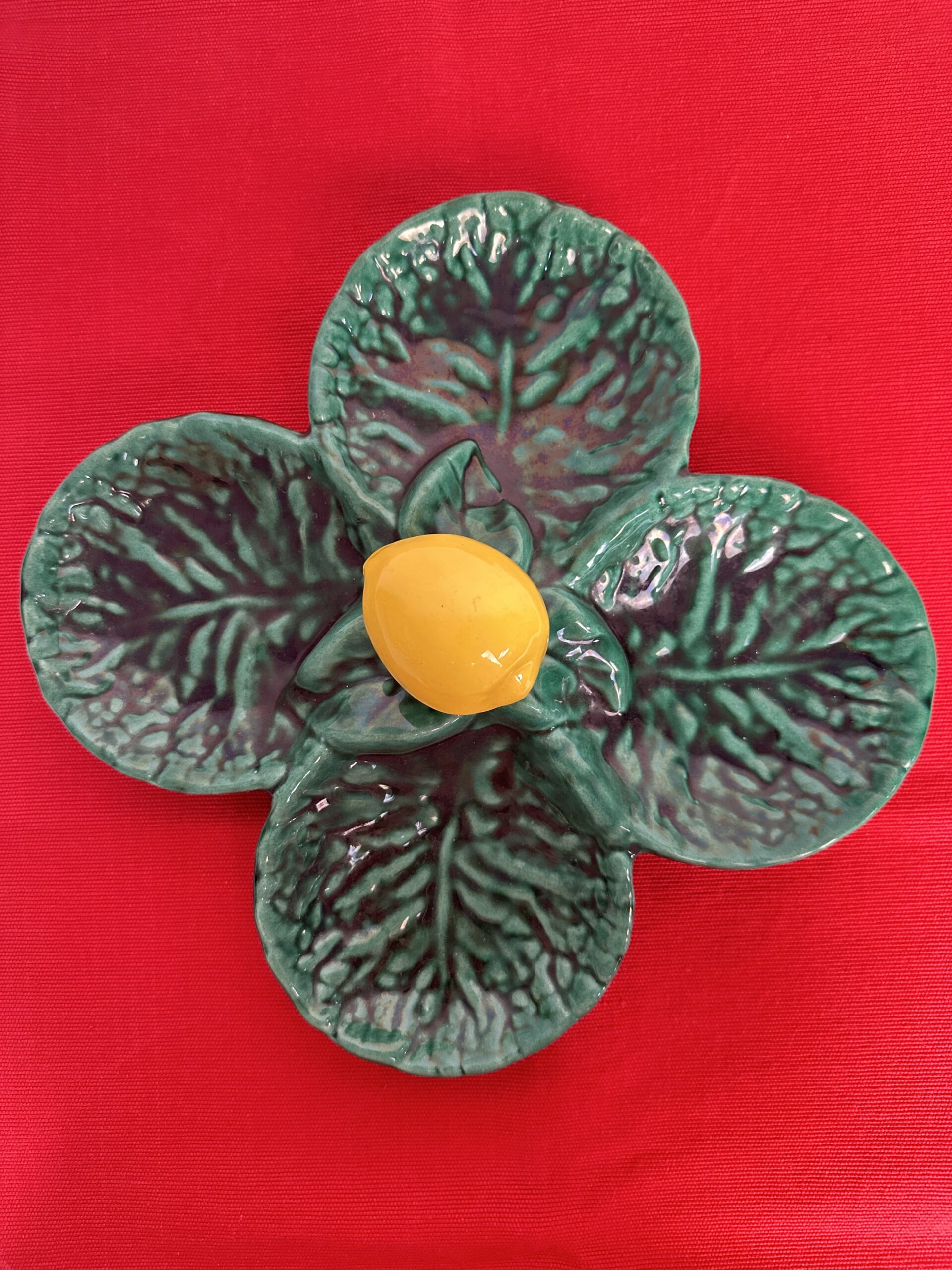 Plat vintage en barbotine Vallauris