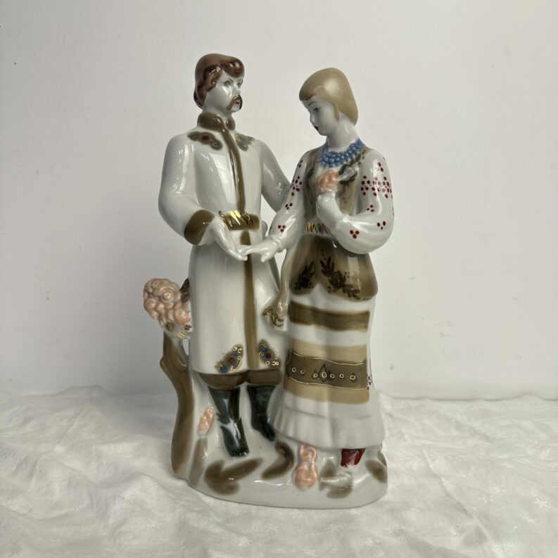 Ancienne figurine en porcelaine traditionnelle