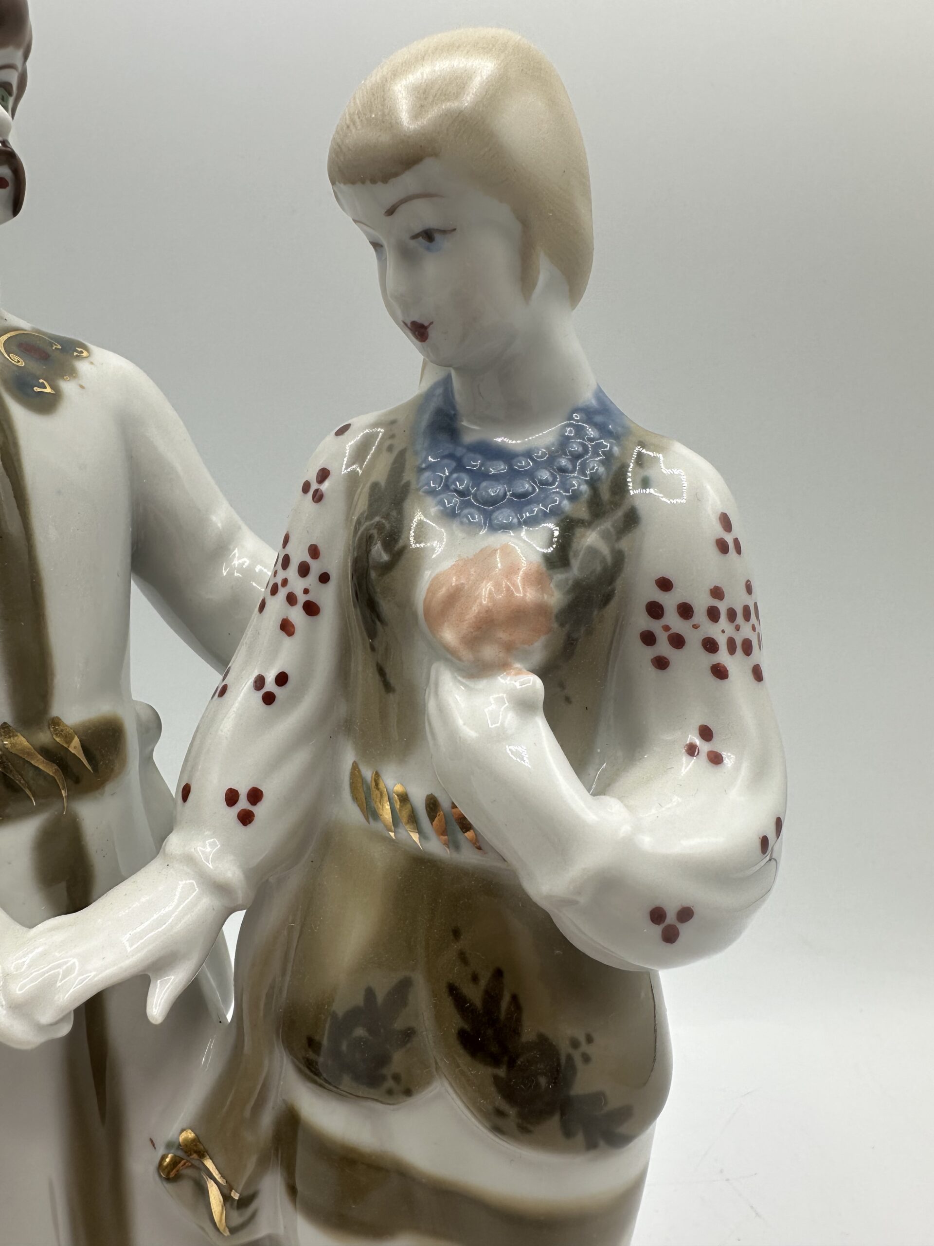 Ancienne figurine en porcelaine traditionnelle – Image 3