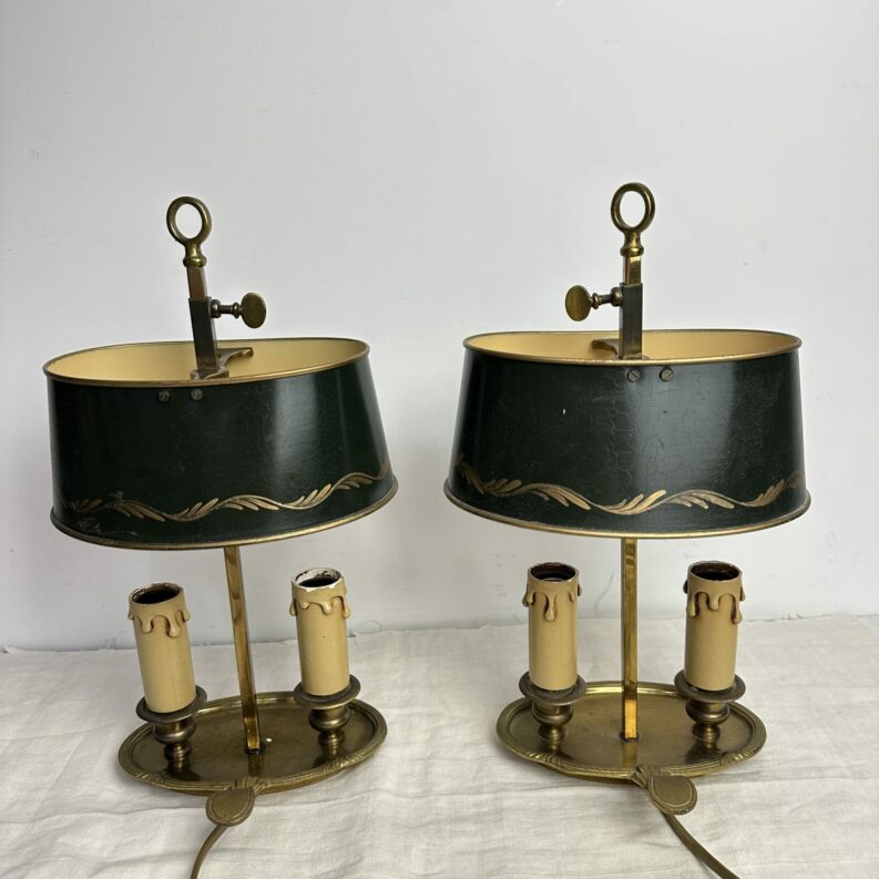 Duo d’anciennes lampes bouillottes en laiton