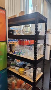 Armoire de vaisselle et objet décoration , don de la ressourcerie histoires sans fin de venelles pour les étudiants