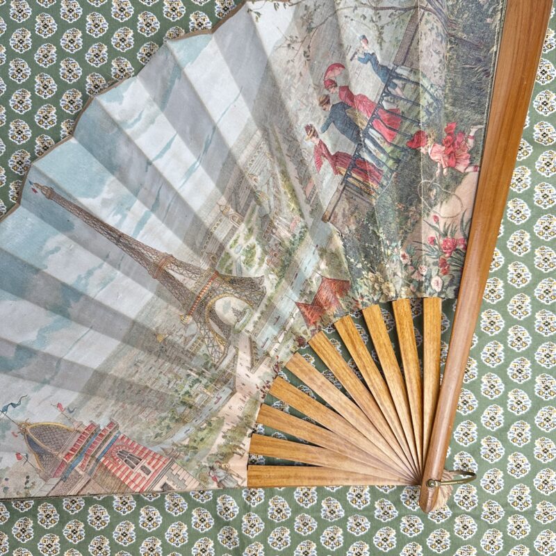 Eventail ancien décor Paris