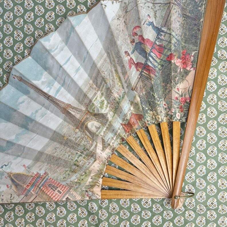 Eventail ancien décor Paris
