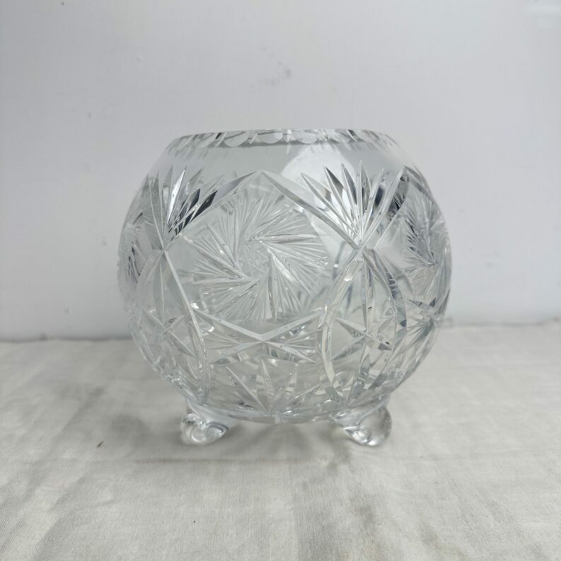 Vase boule en cristal taillé